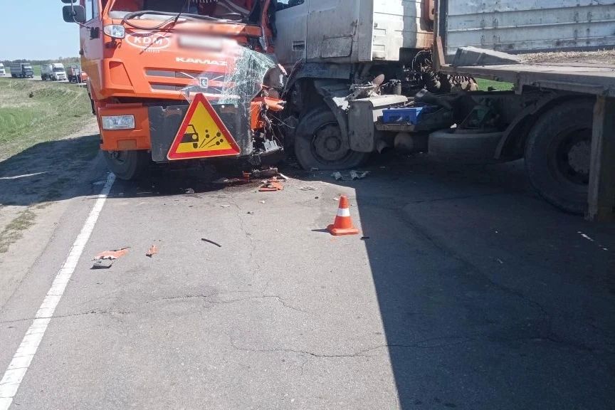 В Орловской области большегруз врезался в дорожную машину, выполняющую ямочный ремонт