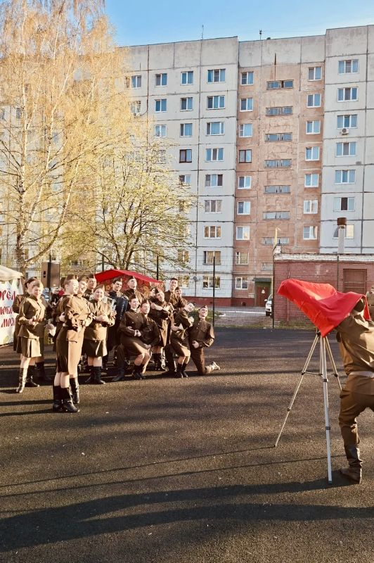 В Орле стартовала праздничная акция «Поём двором» В Орле стартовала праздничная акция «Поём двором»