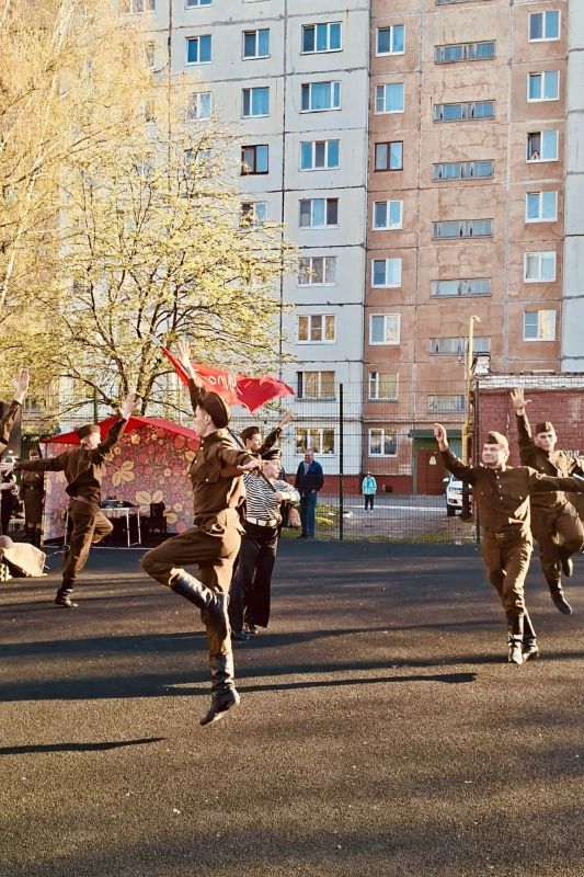 В Орле стартовала праздничная акция «Поём двором» В Орле стартовала праздничная акция «Поём двором»