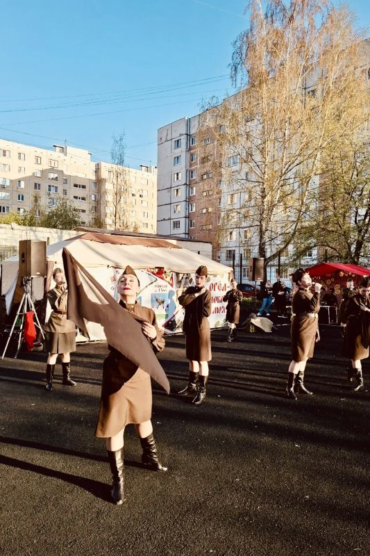 В Орле стартовала праздничная акция «Поём двором» В Орле стартовала праздничная акция «Поём двором»