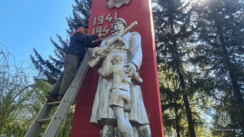 Ко Дню Великой Победы: огнеборцы благоустраивают места воинских захоронений Ко Дню Великой Победы: огнеборцы благоустраивают места воинских захоронений