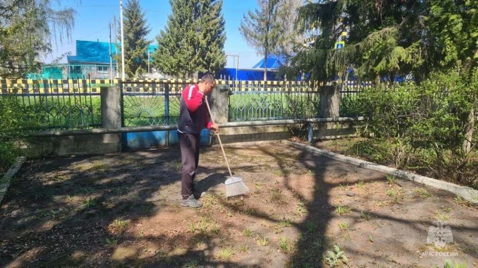 Ко Дню Великой Победы: огнеборцы благоустраивают места воинских захоронений
