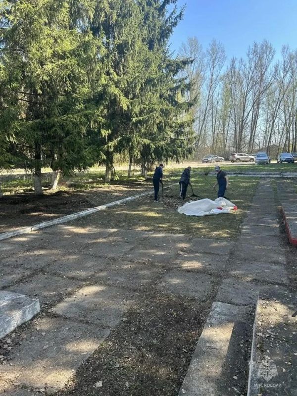 Ко Дню Великой Победы: огнеборцы благоустраивают места воинских захоронений Ко Дню Великой Победы: огнеборцы благоустраивают места воинских захоронений