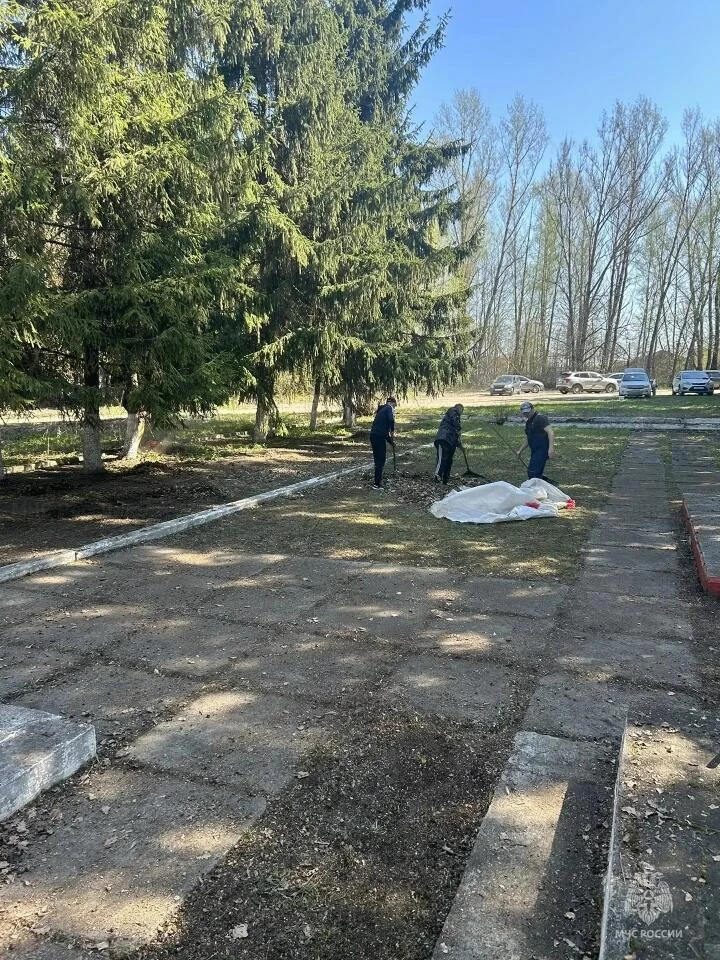 Ко Дню Великой Победы: огнеборцы благоустраивают места воинских захоронений Ко Дню Великой Победы: огнеборцы благоустраивают места воинских захоронений
