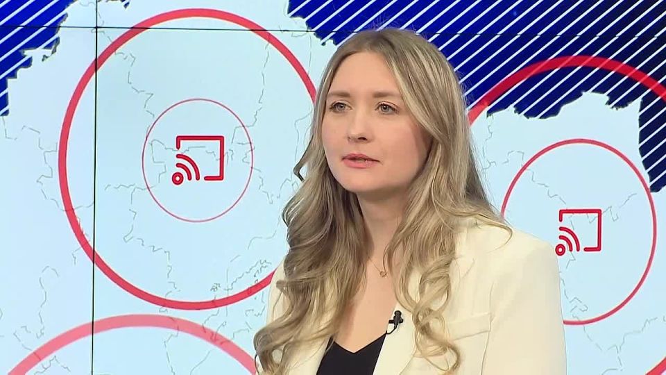 Она владеет методиками ТЕЛЕпатии - читает мысли корреспондентов и управляет на расстоянии операторами; ТЕЛЕпортации - может доставить съёмочную группу в любую точку мира; подчинила себе ТЕЛЕфон редакции! Потому что она - наш...