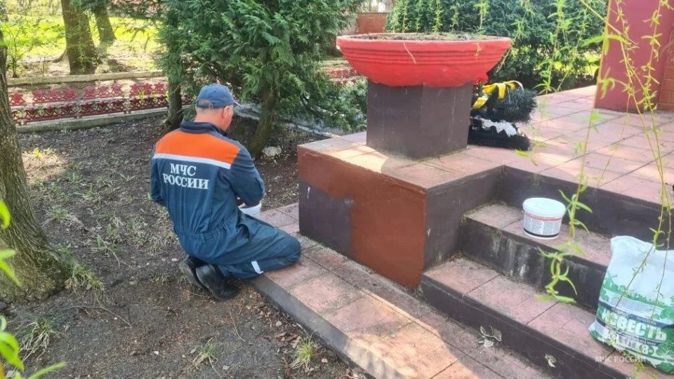 Ко Дню Великой Победы: огнеборцы благоустраивают места воинских захоронений Ко Дню Великой Победы: огнеборцы благоустраивают места воинских захоронений