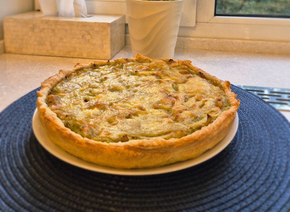 Открытый пирог с картошкой, брокколи и сыром: cытный и вкусный обед для всей семьи