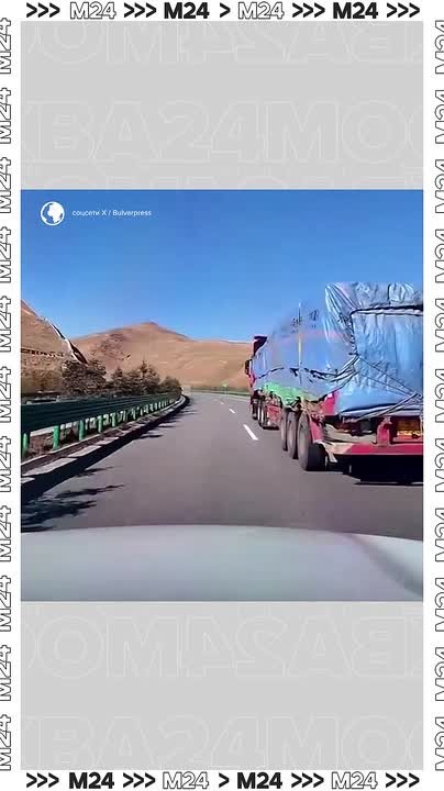 Водитель легковушки думал, что его подрезали, но через секунды понял, что шофёр грузовика спас его от аварии и не дал на полном ходу влететь в застрявший на полосе автомобиль