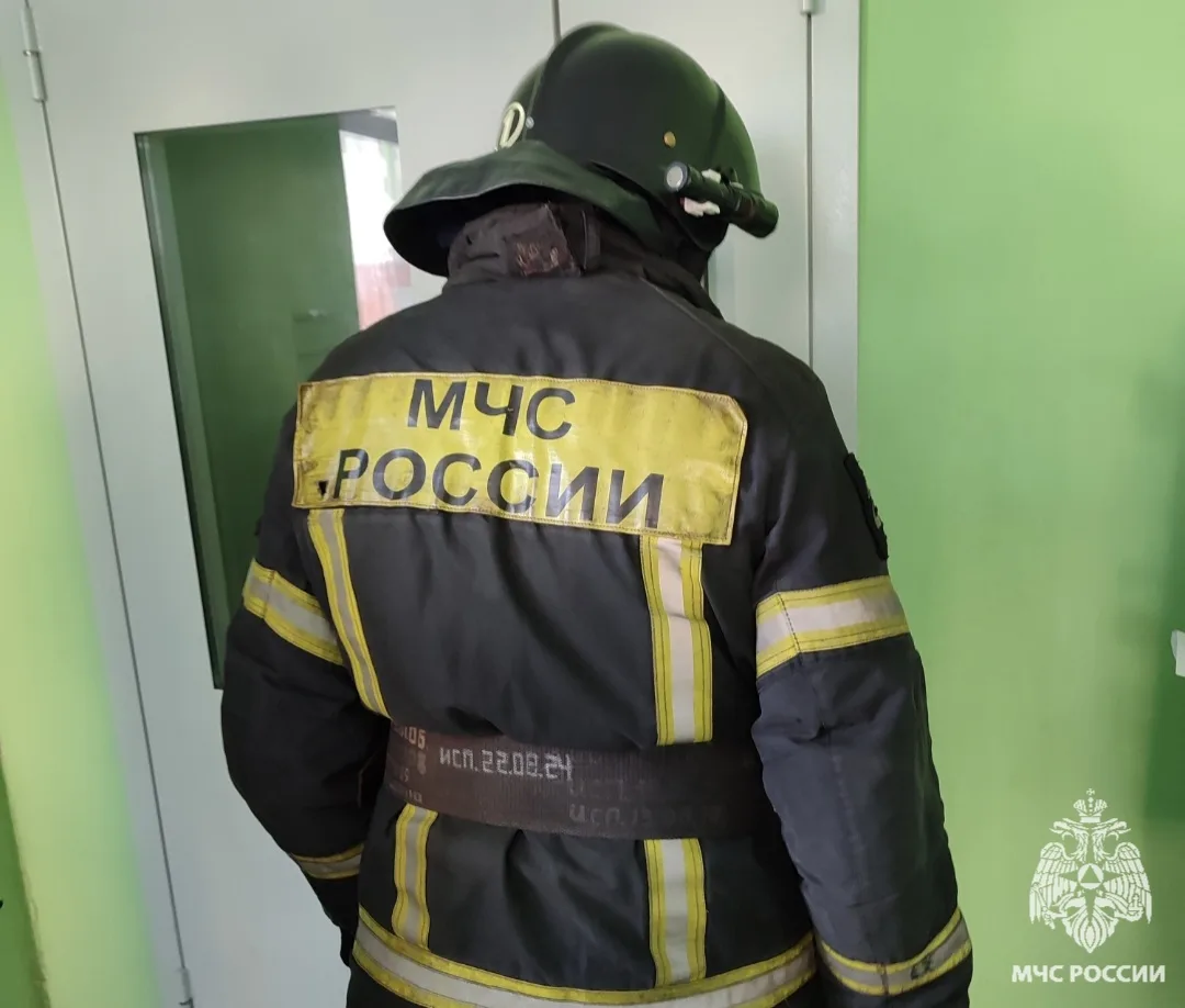 В Орле сотрудники МЧС России помогли продавцу цветочного магазина