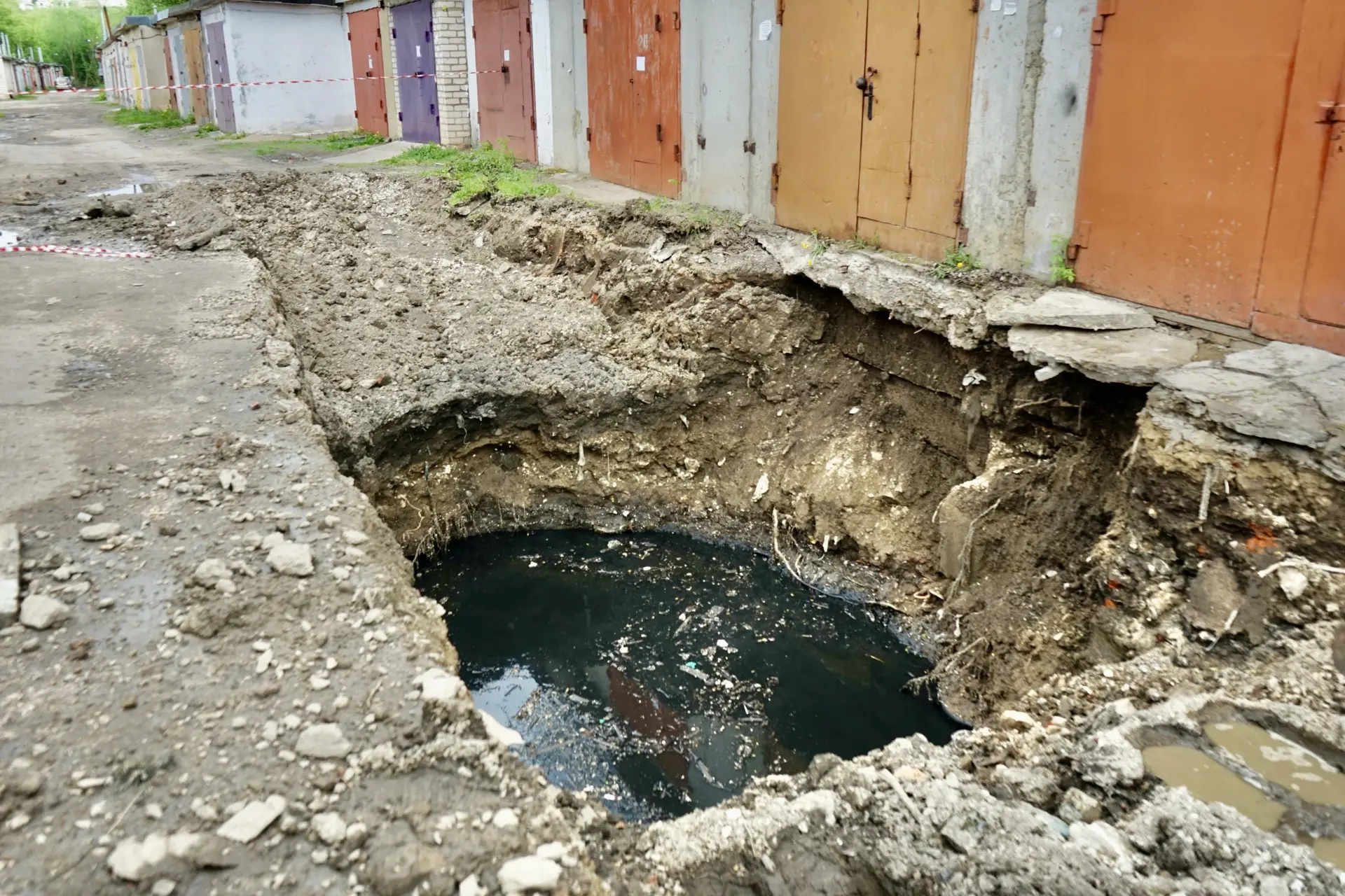 В Орле продолжаются аварийно-восстановительные работы на коллекторе в районе ГК «Луч» В Орле продолжаются аварийно-восстановительные работы на коллекторе в районе ГК «Луч»