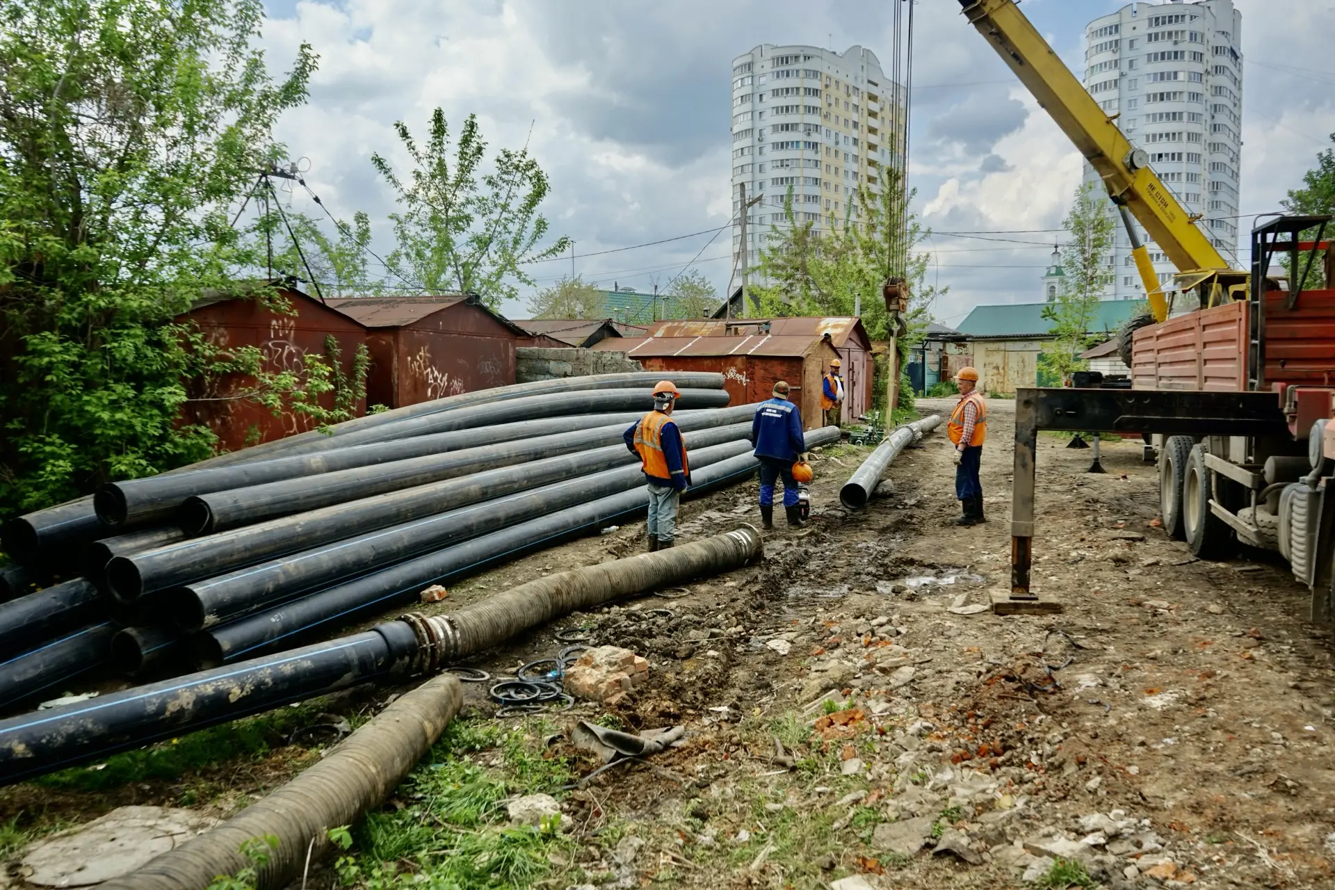 В Орле продолжаются аварийно-восстановительные работы на коллекторе в районе ГК «Луч» В Орле продолжаются аварийно-восстановительные работы на коллекторе в районе ГК «Луч»
