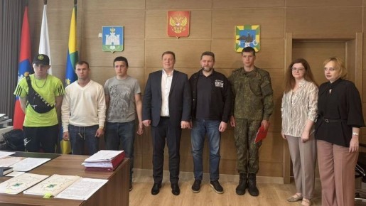 Четырем сиротам вручили ключи от квартир в Орловском округе
