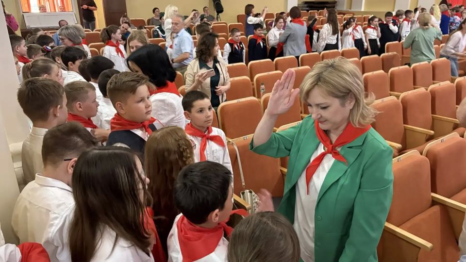 В Орле отпраздновали День пионерии: 300 школьников вступили в ряды организации! В Орле отпраздновали День пионерии: 300 школьников вступили в ряды организации!