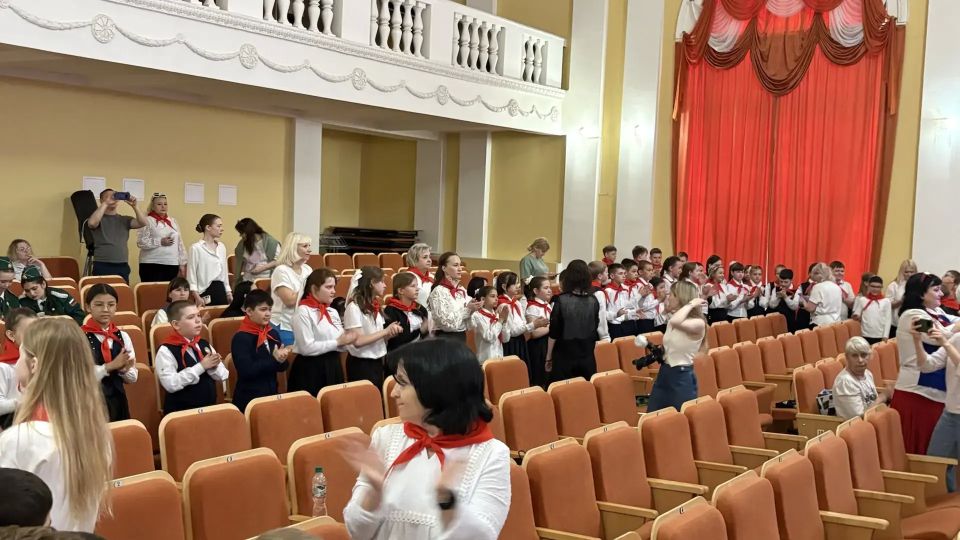 В Орле отпраздновали День пионерии: 300 школьников вступили в ряды организации! В Орле отпраздновали День пионерии: 300 школьников вступили в ряды организации!