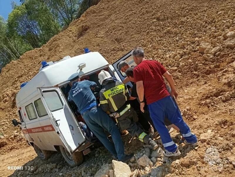 Орловского питбайкера, покорявшего бездорожье, пришлось выносить на дорогу на носилках Орловского питбайкера, покорявшего бездорожье, пришлось выносить на дорогу на носилках