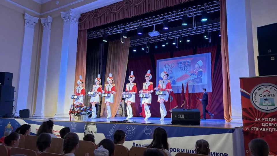 В Орле отпраздновали День пионерии: 300 школьников вступили в ряды организации! В Орле отпраздновали День пионерии: 300 школьников вступили в ряды организации!