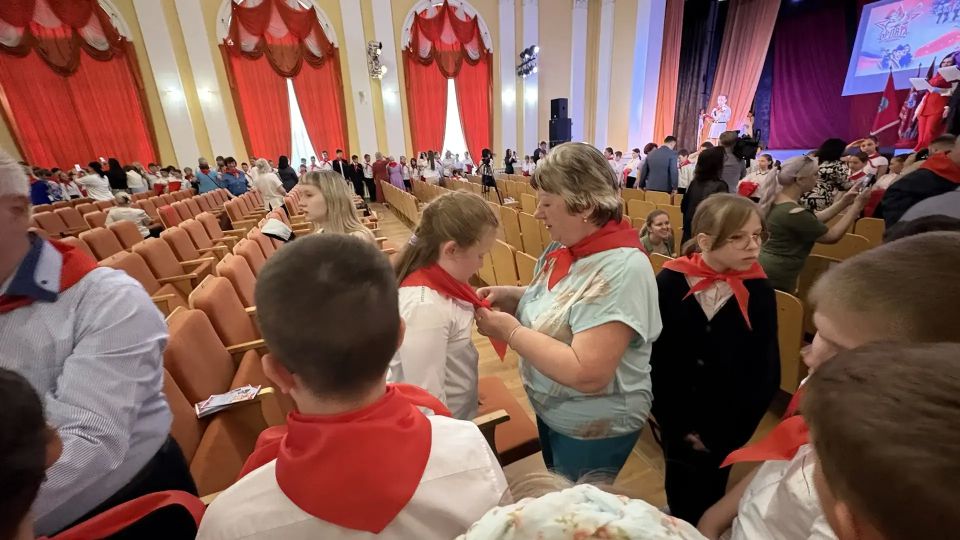 В Орле отпраздновали День пионерии: 300 школьников вступили в ряды организации! В Орле отпраздновали День пионерии: 300 школьников вступили в ряды организации!