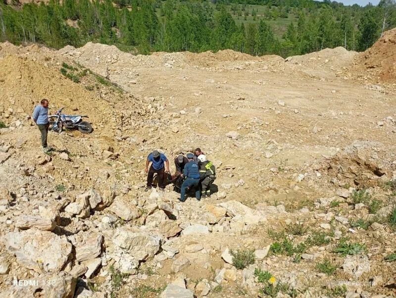 Благополучная операция по спасению питбайкера Вчера в 13.03 на телефон 112 поступило тревожное сообщение о том, что в районе деревни Железница Мценского района упал и сломал ногу мужчина, который ездил по бездорожью... Благополучная операция по спасению питбайкера Вчера в 13.03 на телефон 112 поступило тревожное сообщение о том, что в районе деревни Железница Мценского района упал и сломал ногу мужчина, который ездил по бездорожью...