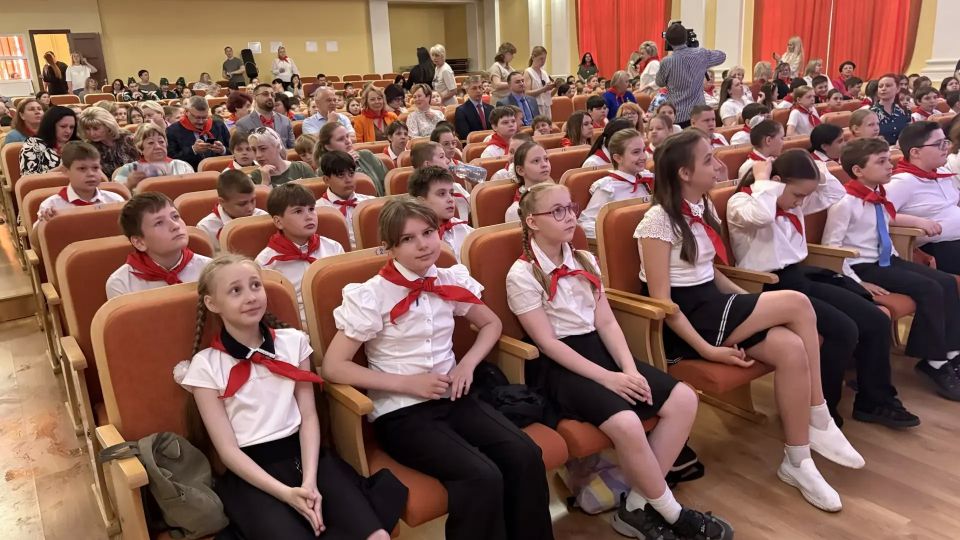 В Орле отпраздновали День пионерии: 300 школьников вступили в ряды организации! В Орле отпраздновали День пионерии: 300 школьников вступили в ряды организации!