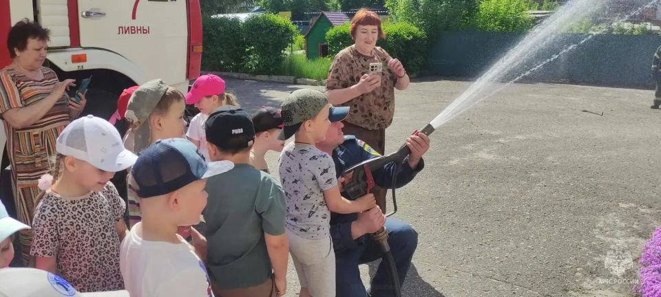 В Ливнах сотрудники МЧС России обучают малышей правилам безопасности В Ливнах сотрудники МЧС России обучают малышей правилам безопасности
