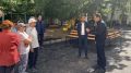 Сегодня заместитель губернатора Орловской области Александр Бирюков с рабочим визитом находится на улице Гуртьева, дом 6, чтобы лично оценить результаты благоустройства дворовой территории и узнать мнение жильцов