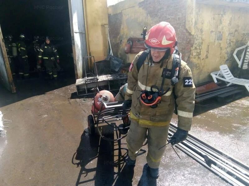 В Орле горел ангар с газовыми баллонами внутри В Орле горел ангар с газовыми баллонами внутри