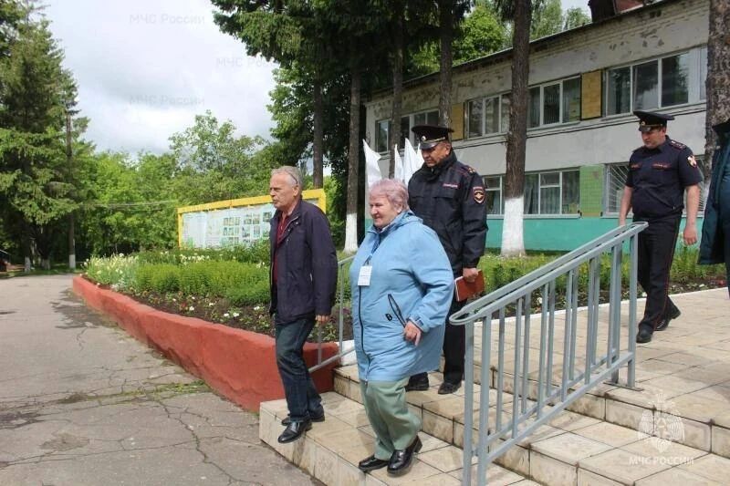 Сотрудники МЧС России проверяют состояние пожарной безопасности оздоровительных детских лагерей Орловщины Сотрудники МЧС России проверяют состояние пожарной безопасности оздоровительных детских лагерей Орловщины