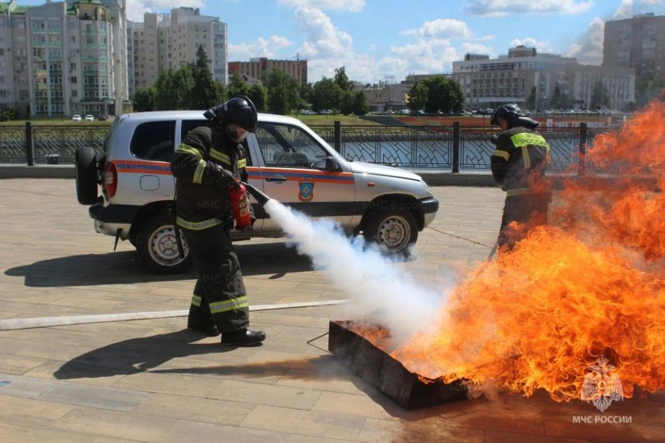 В День защиты детей сотрудники МЧС России провели акцию «Мои безопасные каникулы» В День защиты детей сотрудники МЧС России провели акцию «Мои безопасные каникулы»