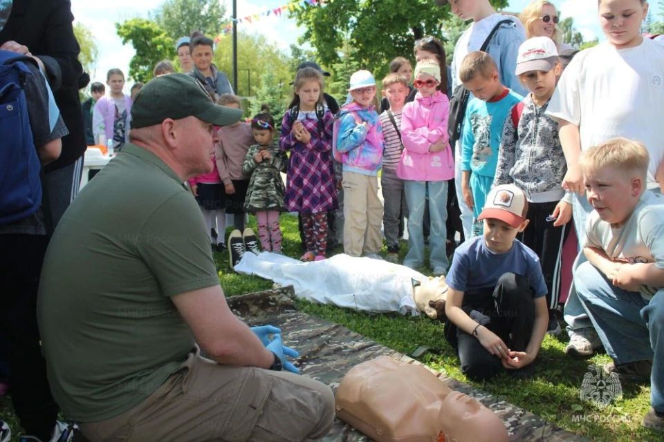 В День защиты детей сотрудники МЧС России провели акцию «Мои безопасные каникулы» В День защиты детей сотрудники МЧС России провели акцию «Мои безопасные каникулы»