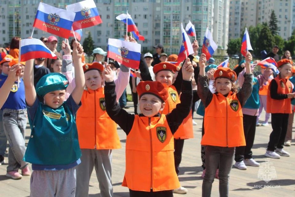 В День защиты детей сотрудники МЧС России провели акцию «Мои безопасные каникулы» В День защиты детей сотрудники МЧС России провели акцию «Мои безопасные каникулы»