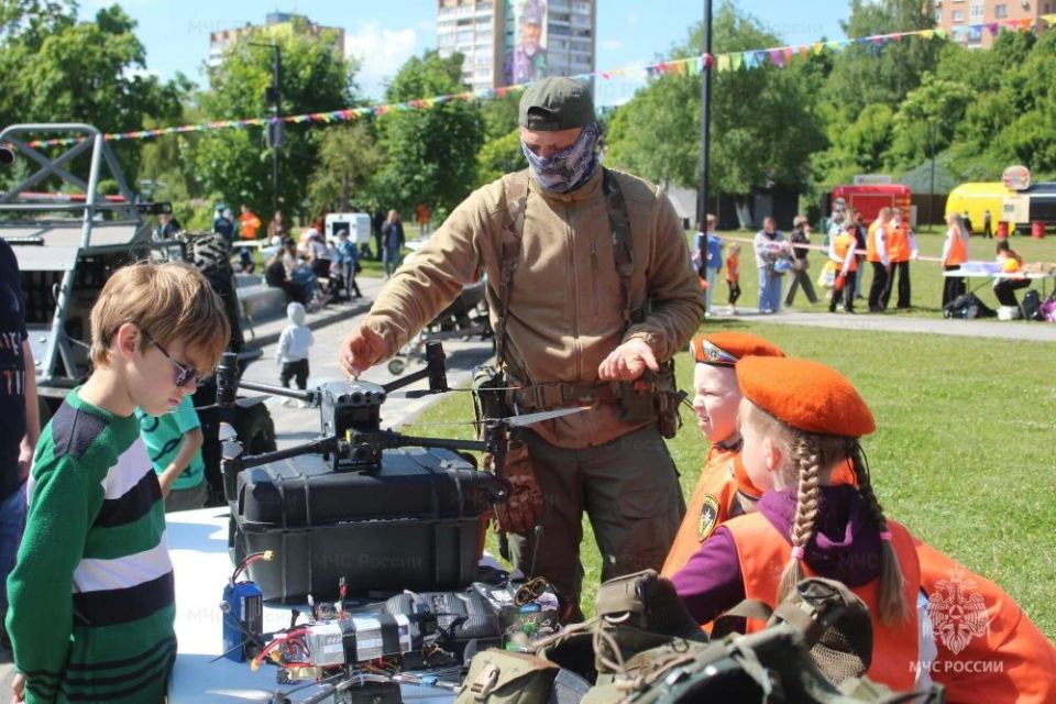 В День защиты детей сотрудники МЧС России провели акцию «Мои безопасные каникулы» В День защиты детей сотрудники МЧС России провели акцию «Мои безопасные каникулы»