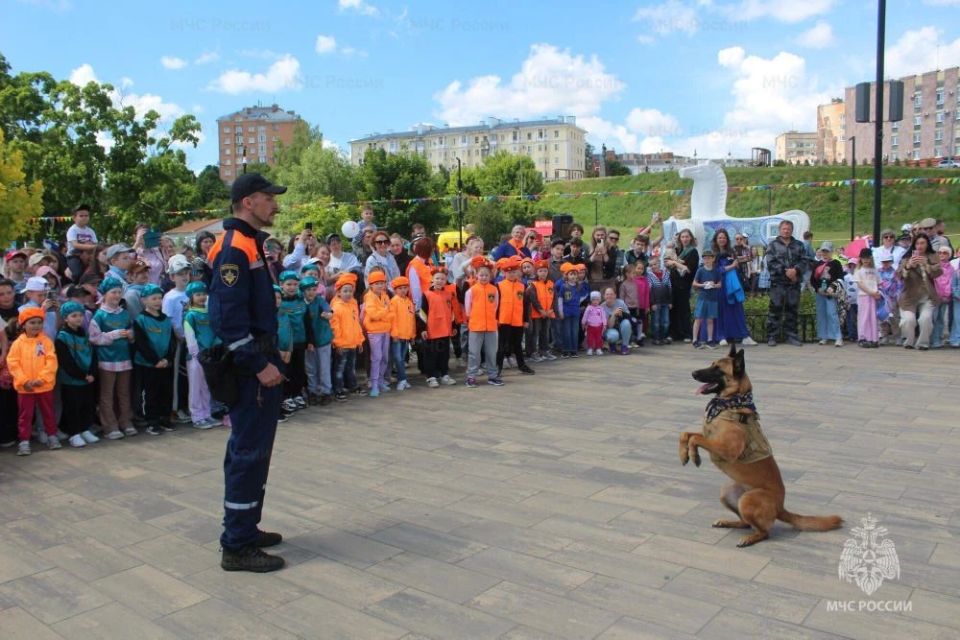 В День защиты детей сотрудники МЧС России провели акцию «Мои безопасные каникулы»