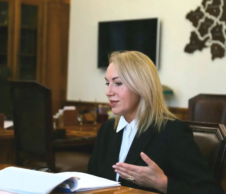 Губернатор Андрей Клычков обсудил с руководителем регионального филиала «Почты России» Татьяной Семчук ключевые направления развития почтовой службы Губернатор Андрей Клычков обсудил с руководителем регионального филиала «Почты России» Татьяной Семчук ключевые направления развития почтовой службы