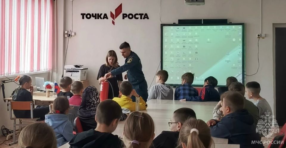 Сотрудники МЧС России продолжают занятия с детьми Сотрудники МЧС России продолжают занятия с детьми