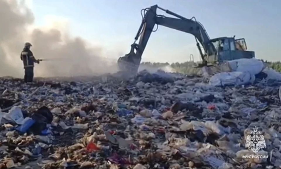 Во Мценке сотрудники МЧС России ликвидируют загорание мусора на складе ТБО Во Мценке сотрудники МЧС России ликвидируют загорание мусора на складе ТБО