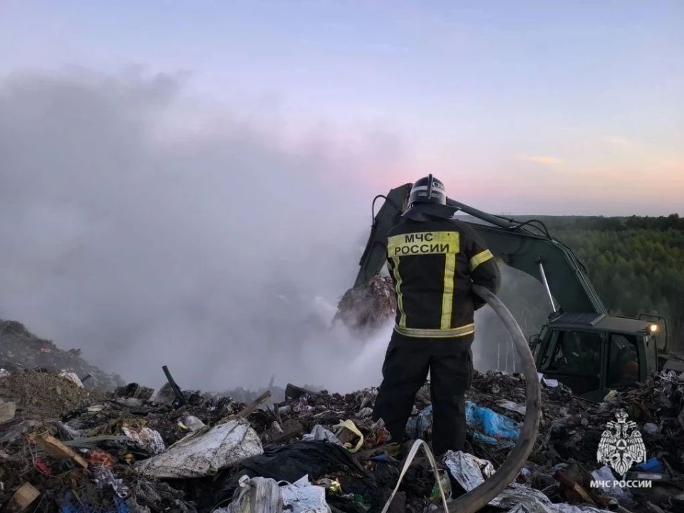 Во Мценке сотрудники МЧС России ликвидируют загорание мусора на складе ТБО Во Мценке сотрудники МЧС России ликвидируют загорание мусора на складе ТБО