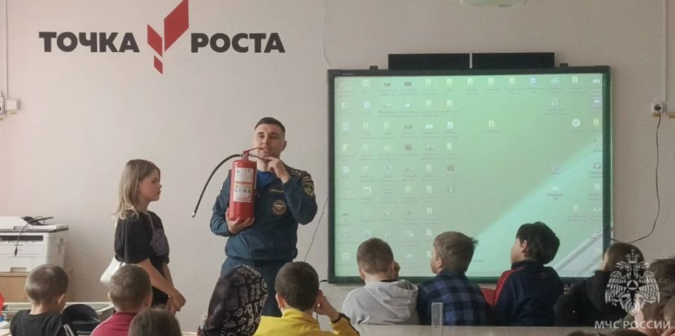 Сотрудники МЧС России продолжают занятия с детьми Сотрудники МЧС России продолжают занятия с детьми