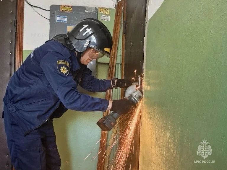 В Мценске пожарные вынесли из задымленной квартиры 55-летнюю женщину