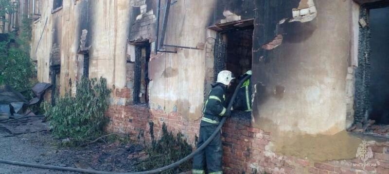 За сутки сотрудники МЧС России дважды тушили автомобили, травмирован ребёнок За сутки сотрудники МЧС России дважды тушили автомобили, травмирован ребёнок