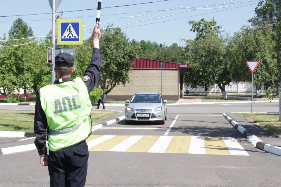 Михаил Черников наградил победителей конкурса «Лучший по профессии» среди командиров отделений и курсантов Орловского юридического института МВД России Михаил Черников наградил победителей конкурса «Лучший по профессии» среди командиров отделений и курсантов Орловского юридического института МВД России