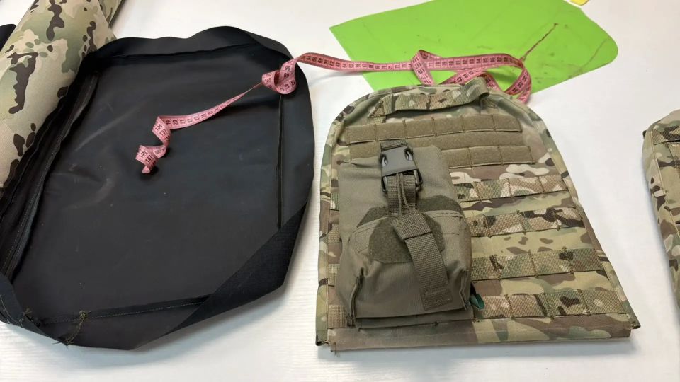 В Орловской области разрабатывают новые образцы бронежилетов, военной экипировки и формы для российских военнослужащих, участвующих в специальной военной операции В Орловской области разрабатывают новые образцы бронежилетов, военной экипировки и формы для российских военнослужащих, участвующих в специальной военной операции