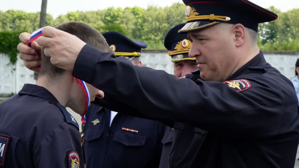 Михаил Черников наградил победителей конкурса «Лучший по профессии» среди командиров отделений и курсантов Орловского юридического института МВД России Михаил Черников наградил победителей конкурса «Лучший по профессии» среди командиров отделений и курсантов Орловского юридического института МВД России