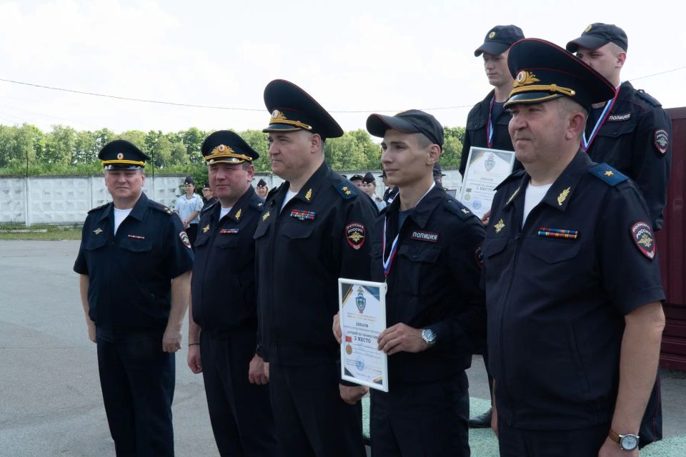 Михаил Черников наградил победителей конкурса «Лучший по профессии» среди командиров отделений и курсантов Орловского юридического института МВД России Михаил Черников наградил победителей конкурса «Лучший по профессии» среди командиров отделений и курсантов Орловского юридического института МВД России