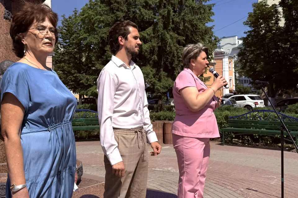 Орёл отмечает День России. Сегодня праздничные мероприятия, посвящённые Дню России, проходят во всех районах областной столицы Орёл отмечает День России. Сегодня праздничные мероприятия, посвящённые Дню России, проходят во всех районах областной столицы