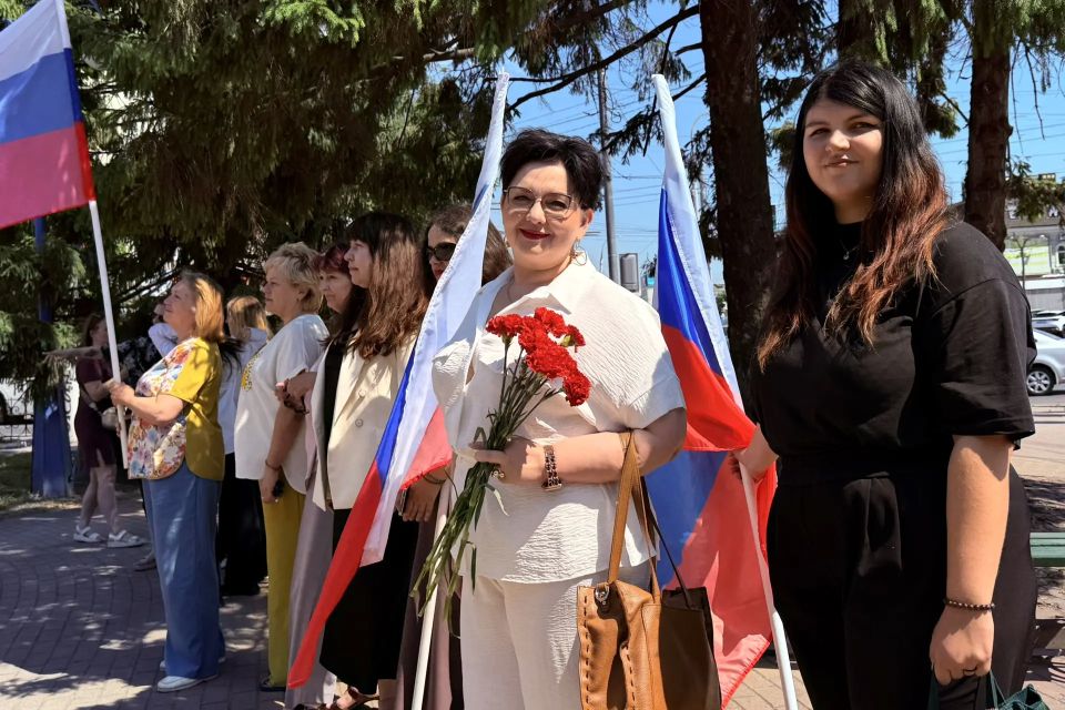 Орёл отмечает День России. Сегодня праздничные мероприятия, посвящённые Дню России, проходят во всех районах областной столицы Орёл отмечает День России. Сегодня праздничные мероприятия, посвящённые Дню России, проходят во всех районах областной столицы