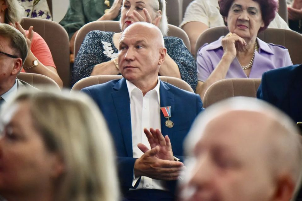 Андрей Клычков: В преддверии Дня России традиционно отметили наградами орловчан, которые внесли большой вклад в развитие региона и страны Андрей Клычков: В преддверии Дня России традиционно отметили наградами орловчан, которые внесли большой вклад в развитие региона и страны