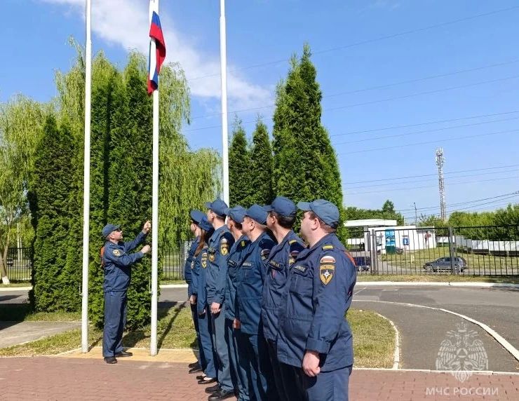 В День России подразделениях орловского МЧС прошла церемония подъема Государственного флага Российской Федерации В День России подразделениях орловского МЧС прошла церемония подъема Государственного флага Российской Федерации