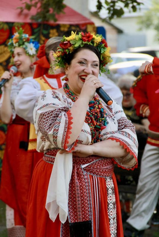 Ансамбль «Славица» поздравил орловчан с Днём России Ансамбль «Славица» поздравил орловчан с Днём России