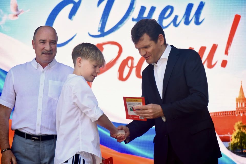 Александр Бирюков вручил юным орловчанам свои первые паспорта Александр Бирюков вручил юным орловчанам свои первые паспорта