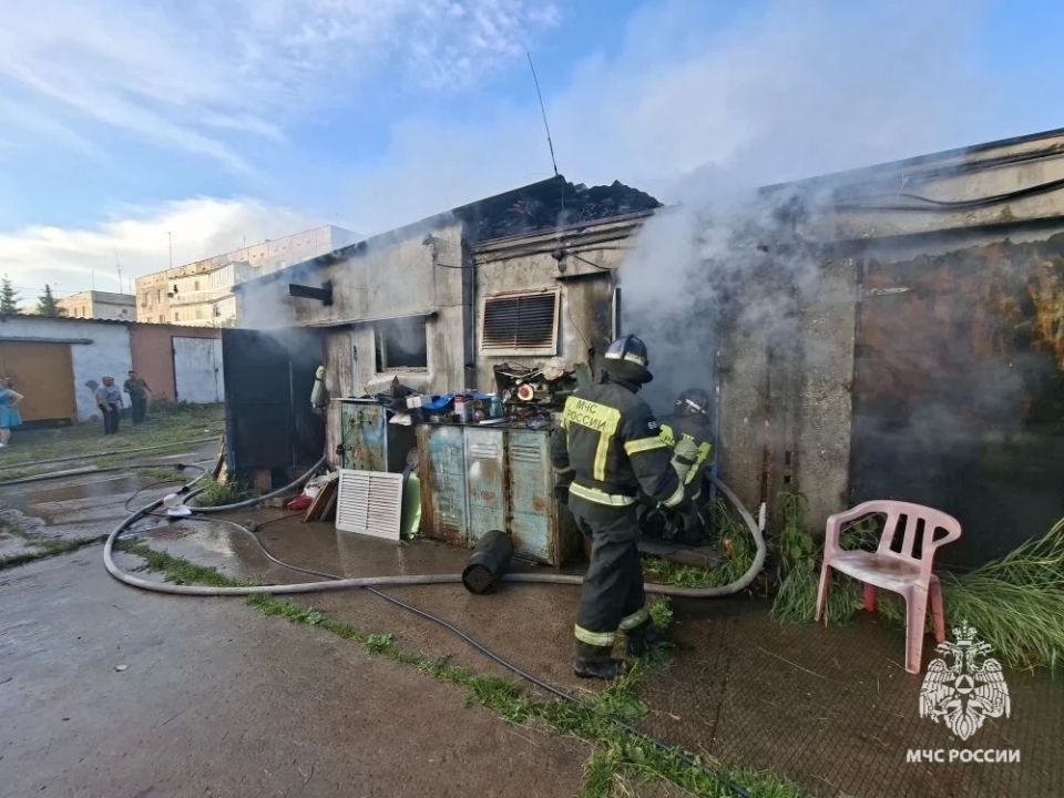 За минувшие сутки сотрудники МЧС России тушили Газель, гаражи и мусор За минувшие сутки сотрудники МЧС России тушили Газель, гаражи и мусор